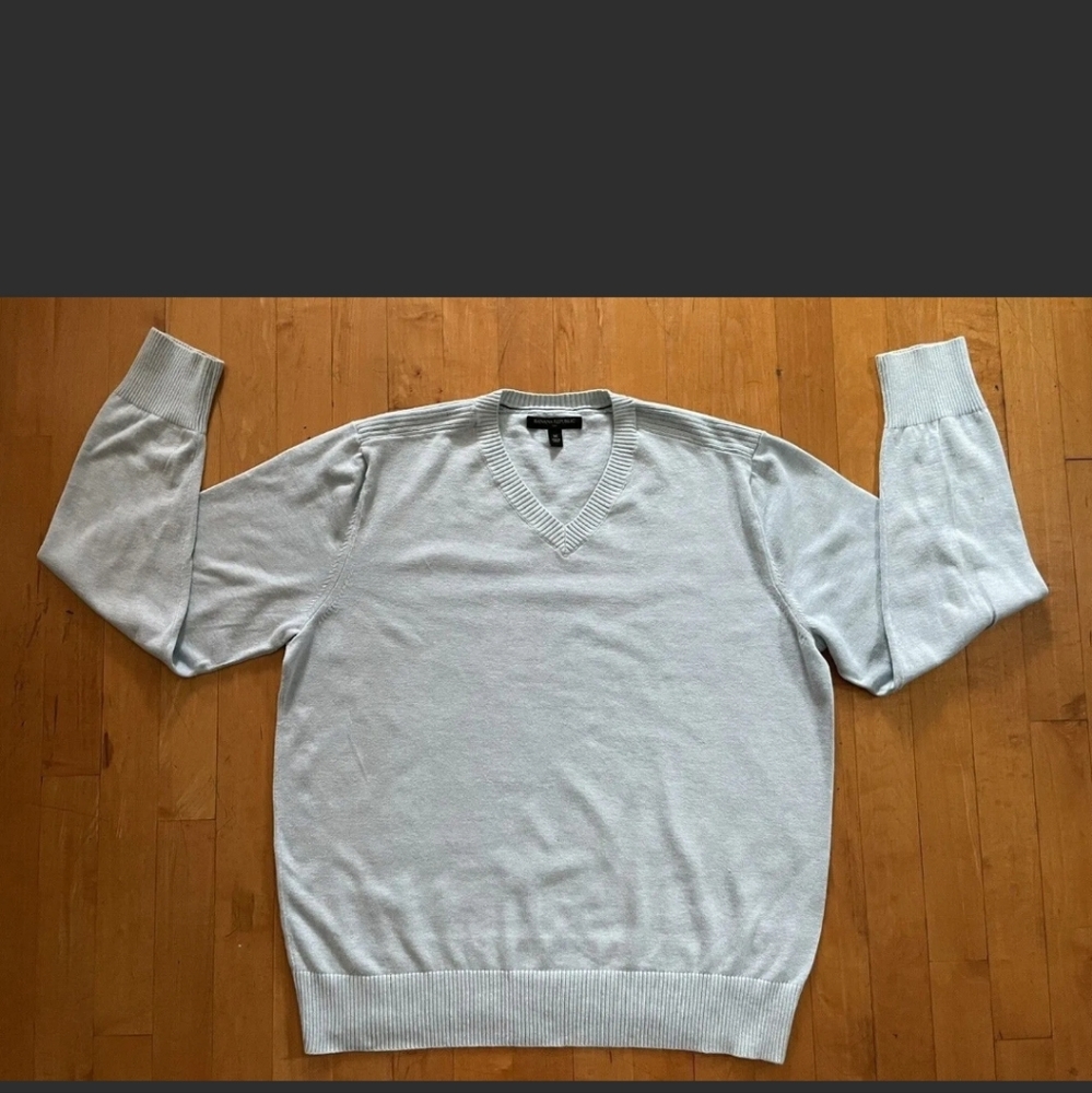 Banana Republic Men's Medium Light Blue V-Neck Sweater